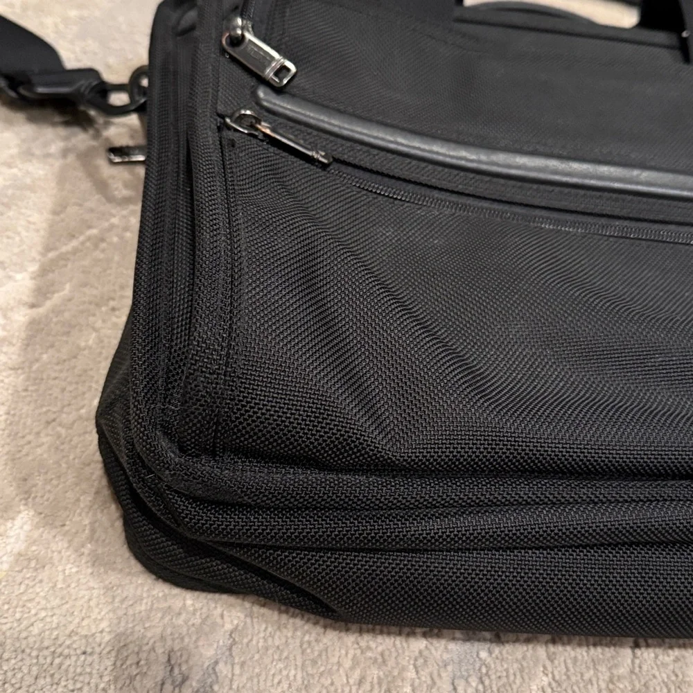 Tumi Laptop Briefcase Messenger Bag Black in EUC plenty of pockets and storage